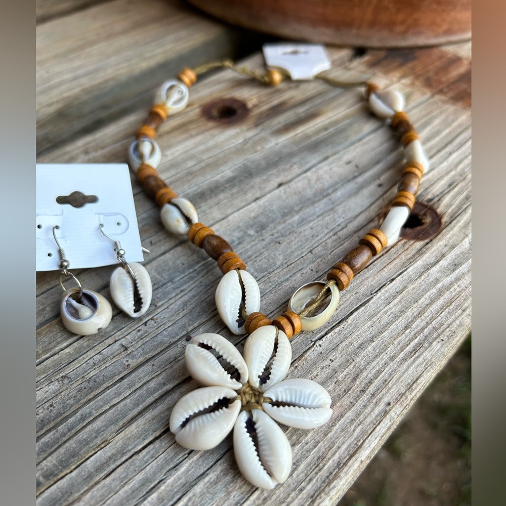 NWT Necklace Shell and Earrings Set